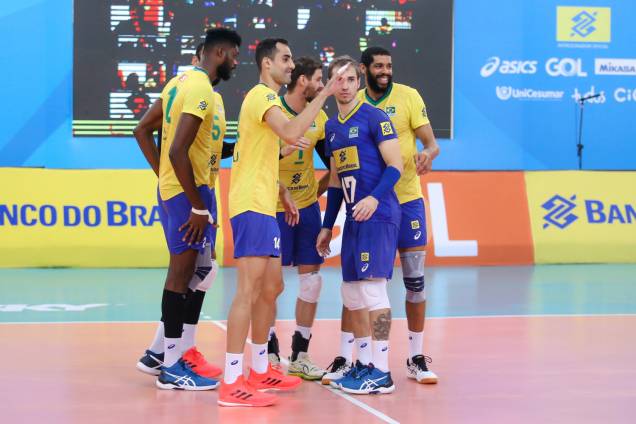 Douglas e seus companheiros da seleção durante partida contra a Venezuela - Douglas e seus companheiros da seleção durante partida contra a Venezuela -