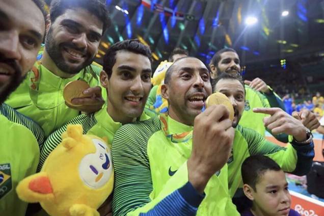 Douglas comemorando ao lado dos companheiros o ouro olímpico, em 2016 - Douglas comemorando ao lado dos companheiros o ouro olímpico, em 2016 -
