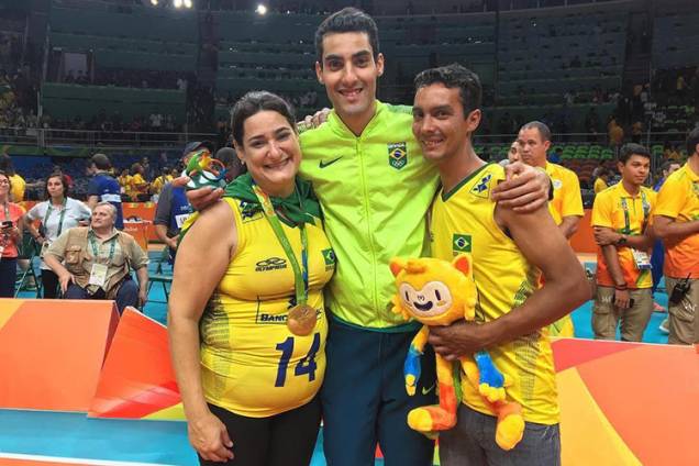 Douglas com a família após conquistar o ouro no Rio, em 2016 - Douglas com a família após conquistar o ouro no Rio, em 2016 -