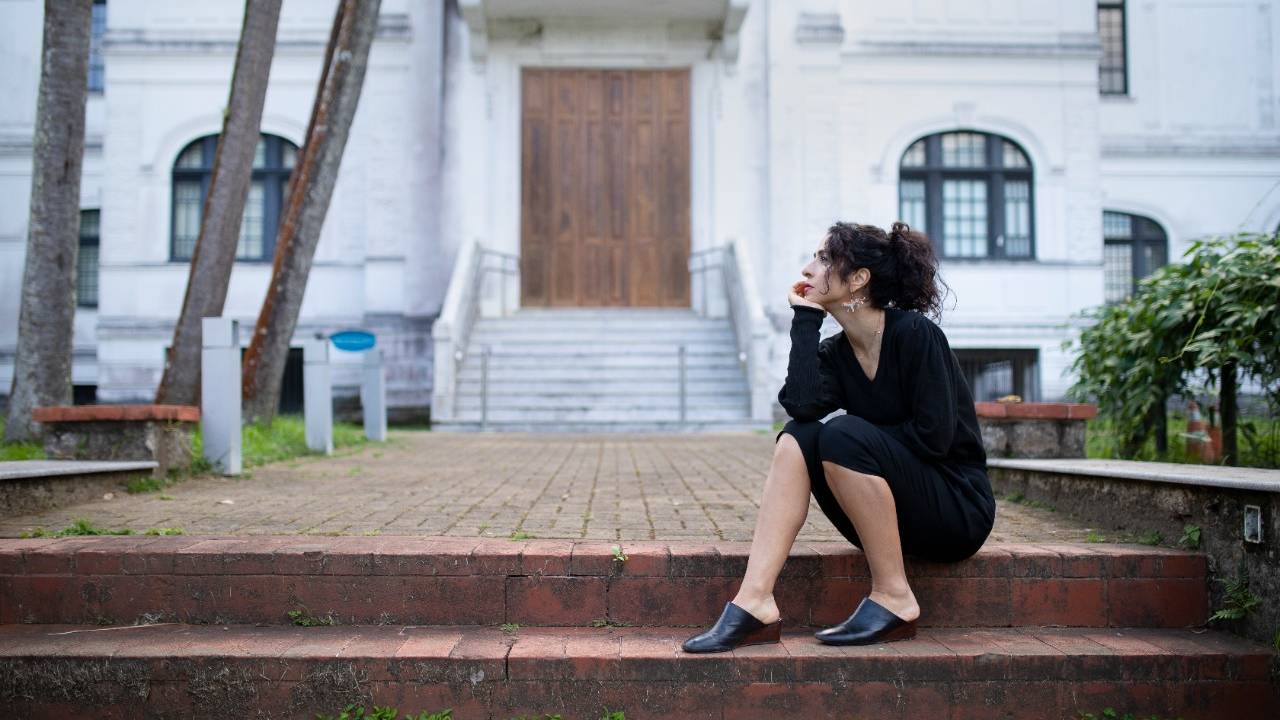 A cantora Marisa Monte em frente ao Museu do Meio Ambiente no Rio de Janeiro -