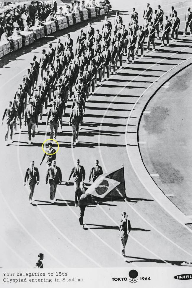 Aida Santos durante o desfile inaugural com a delegação brasileira -