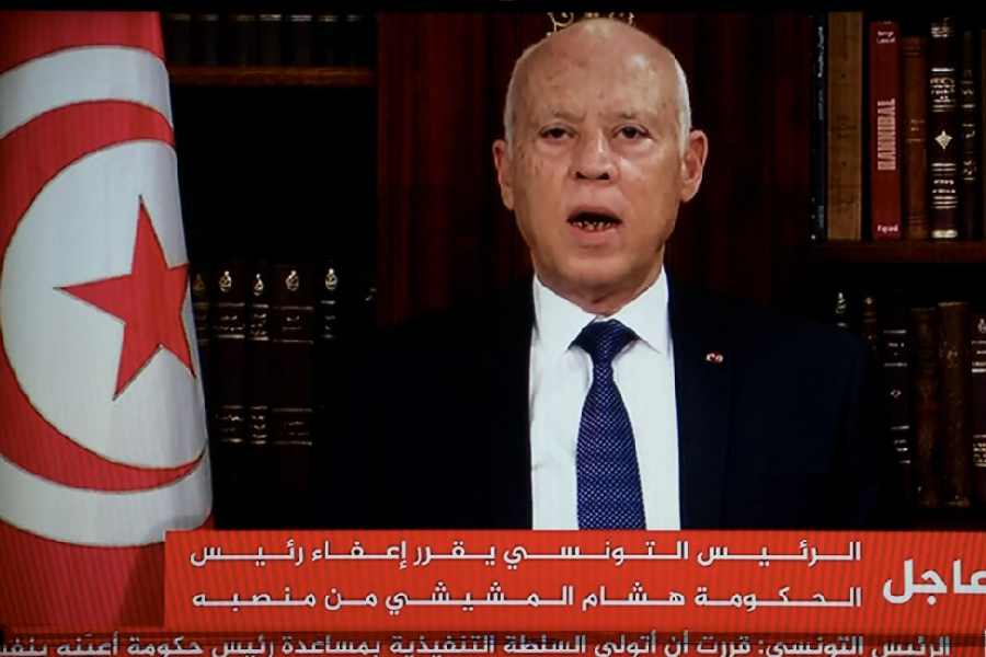 Presidente da Tunísia destitui primeiro-ministro e suspende Parlamento