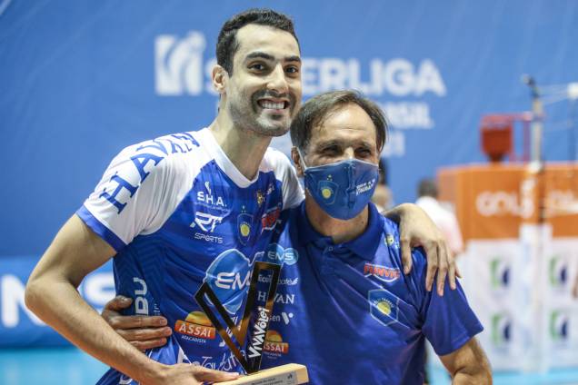 Douglas com o troféu de "Melhor do Jogo" ao lado de seu técnico, Javier Weber, do Taubaté - Douglas com o troféu de "Melhor do Jogo" ao lado de seu técnico, Javier Weber, do Taubaté -