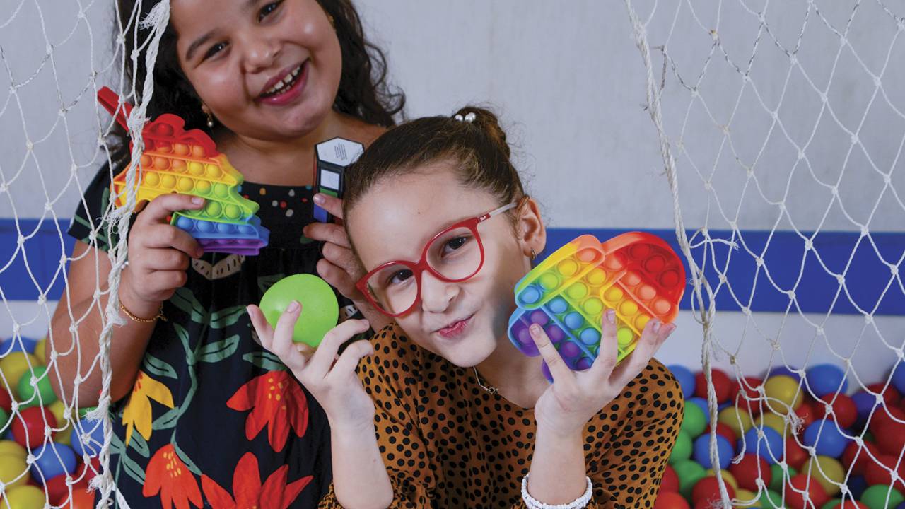 SEM STRESS - Malu, 9 anos (à esq.), e Melissa, 7: os novos brinquedos têm a finalidade de dar uma pausa para a mente -