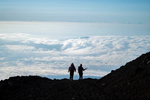 Alpinistas descem o Monte Fuji após nascer do sol - Alpinistas descem o Monte Fuji após nascer do sol -