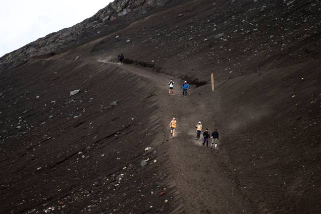 Pessoas descem o Monte Fuji - Pessoas descem o Monte Fuji -