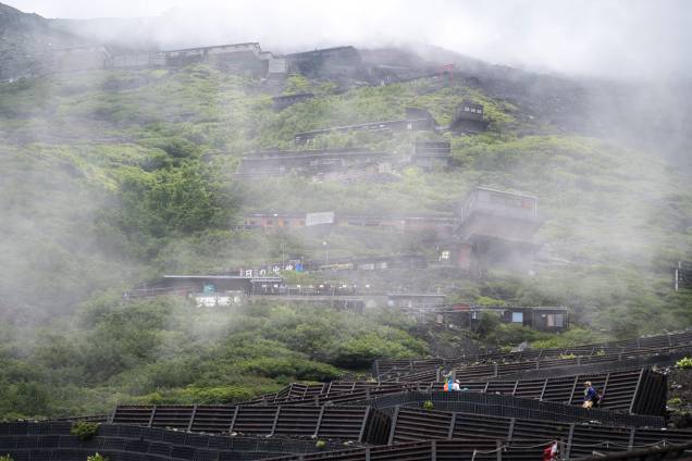 Pessoas caminham para assistir o nascer do sol no Monte Fuji - Pessoas caminham para assistir o nascer do sol no Monte Fuji -