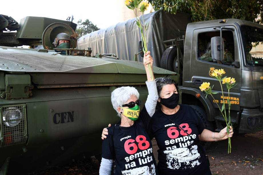 Manifestantes contra o desfile do comboio militar na Esplanada do Ministerios -