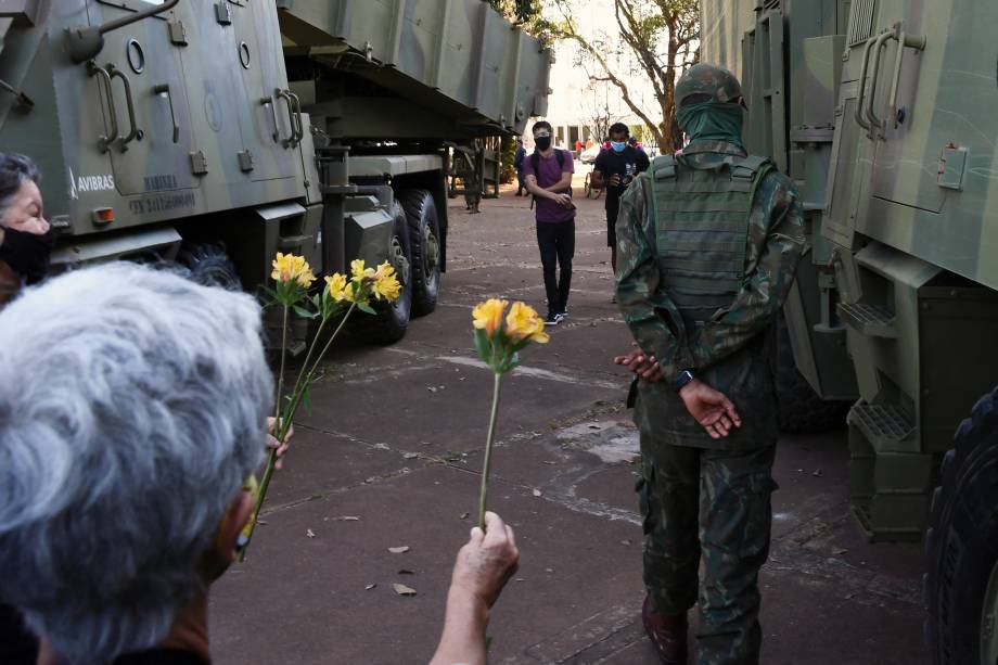 Manifestantes contra o desfile do comboio militar na Esplanada do Ministerios -