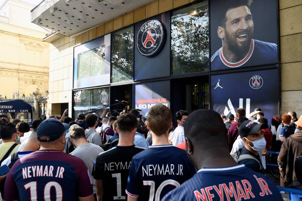 Parisienses tentam ver Messi durante a entrevista desta manh&atilde; -