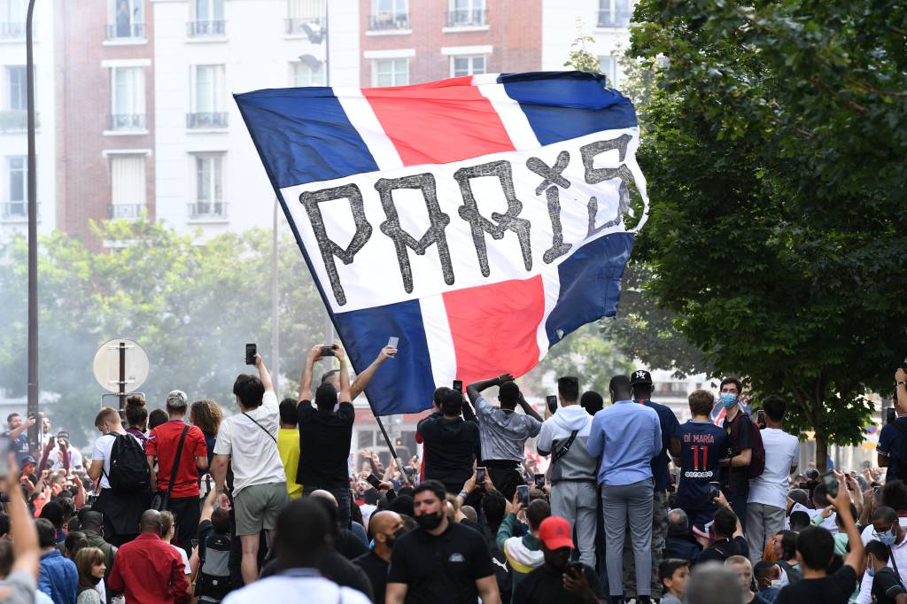 Milhares de torcedores do PSG aguardam por Messi ap&oacute;s a apresenta&ccedil;&atilde;o -