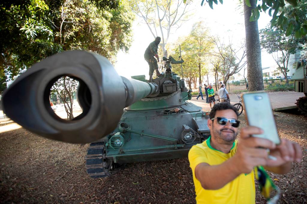 Bolsonaro recibe desfile militar entre fuertes críticas de la oposición BRA121. BRASÍLIA (BRASIL), 10/08/2021. - Simpatizantes del presidente de Brasil, Jair Bolsonaro, se toman fotografías junto a los tanques estacionados en la Esplanada do Ministerios, este martes en la ciudad de Brasilia. El presidente de Brasil, Jair Bolsonaro, recibió este martes un inusual desfile militar en Brasilia, un despliegue que fue visto por la oposición como un intento de líder de la ultraderecha brasileña por intimidar al Congreso durante una votación clave para el Gobierno. EFE/ Joédson Alves