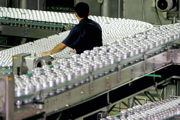 Linha de produção da cervejaria Ambev RESISTÊNCIA - Fábrica de cervejas: o aumento do IR desagradou à indústria -