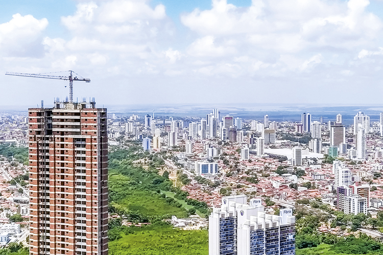 2015175_fotoarena.jpg EFEITO POSITIVO - Obra em São Paulo: a perspectiva de novas altas nos juros pode acelerar as vendas -