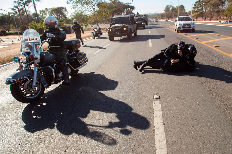 Um homem é preso pela polícia durante uma tentativa de parar um comboio militar durante o desfile na entrada principal da Esplanada dos Ministérios -