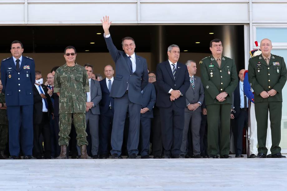 Jair Bolsonaro durante o desfile dos veículos militares em frente ao Palácio do Planalto -