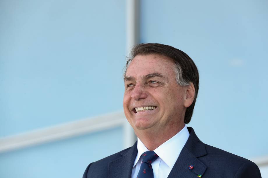 Jair Bolsonaro durante o desfile dos veículos militares em frente ao Palácio do Planalto -