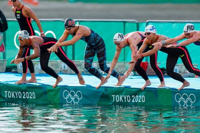 Atletas durante a largada da maratona aquática de 10km nos Jogos Olímpicos de Tóquio - Atletas durante a largada da maratona aquática de 10km nos Jogos Olímpicos de Tóquio -