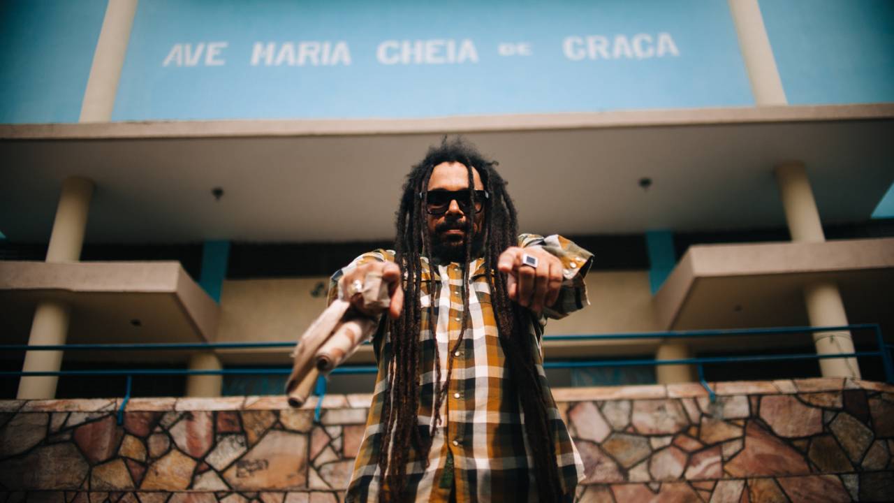 O cantor Marcelo Falcão lança novo single