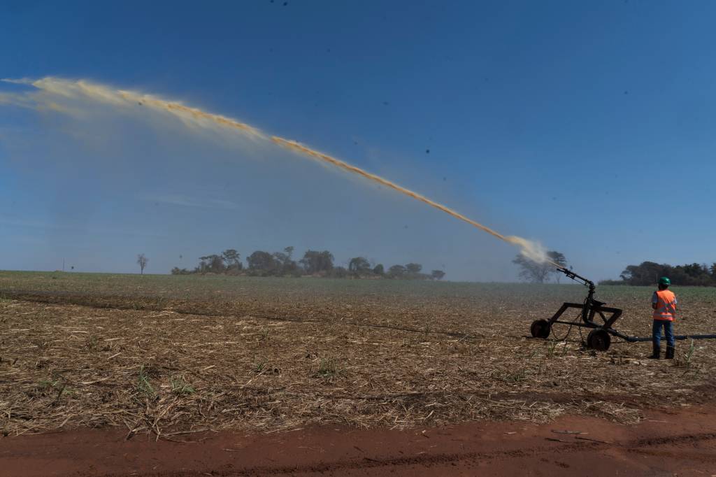 Canh&atilde;o de &aacute;gua utilizado para fazer irriga&ccedil;&atilde;o -