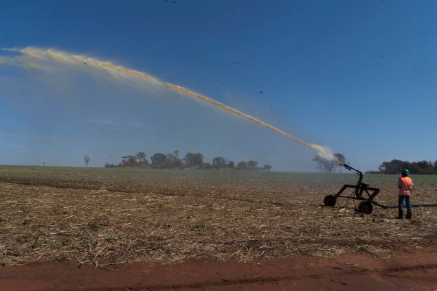 Canhão de água utilizado para fazer irrigação - Canhão de água utilizado para fazer irrigação -