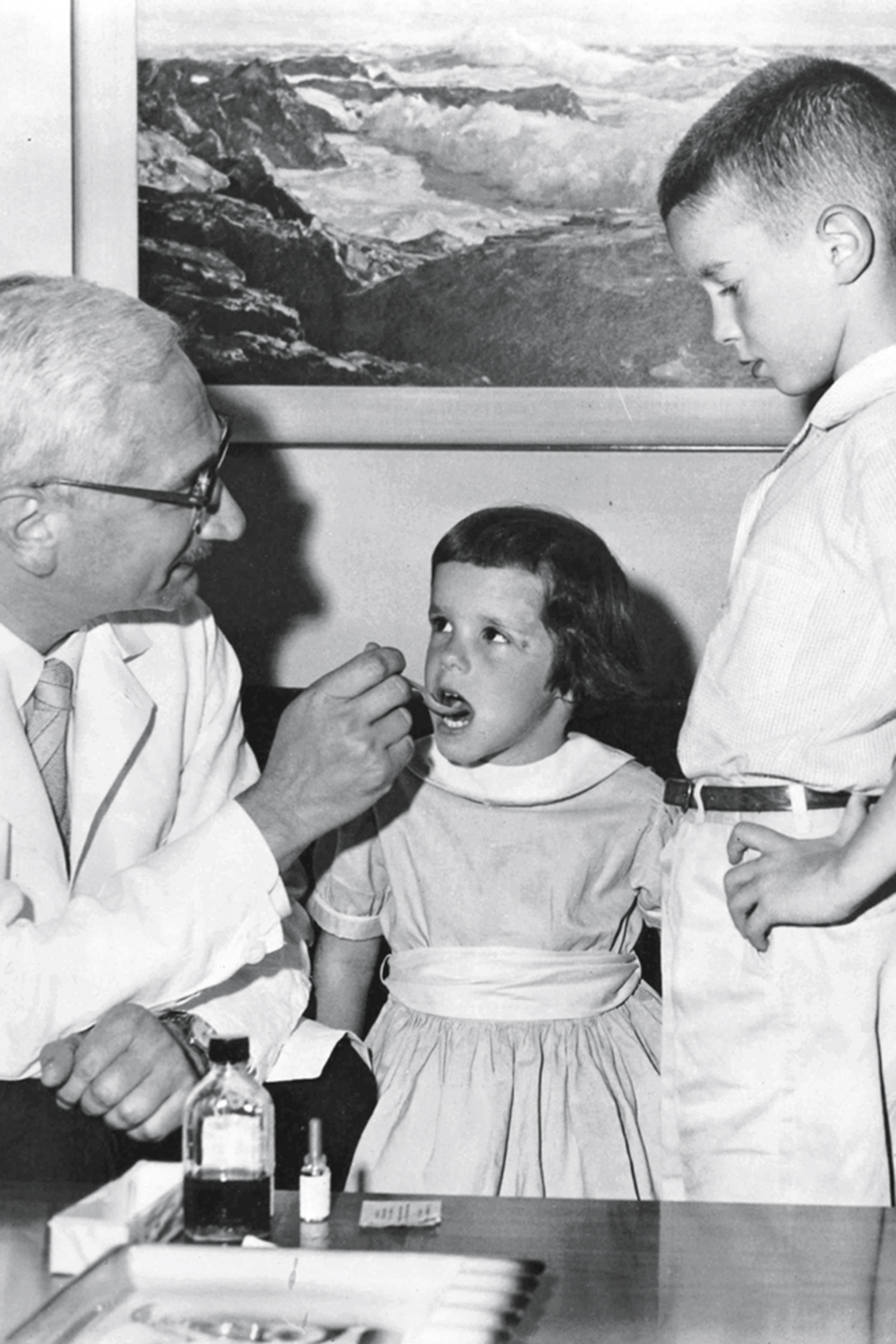GettyImages-1035006780.jpg QUASE ERRADICADA - O pesquisador polonês Albert Sabin desenvolveu, em 1960, a vacina contra a poliomielite. O imunizante, feito com o vírus vivo, tornou-se rapidamente a única vacina contra a pólio utilizada e ajudou o Brasil a erradicar a doença em 1994. Apesar dos esforços de Sabin, da OMS e da ciência, a pólio ainda não foi erradicada no mundo -