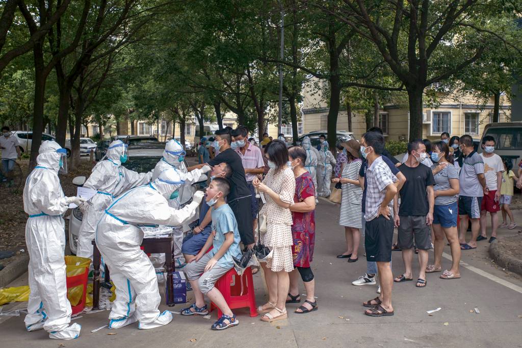 GettyImages-1234443716.jpg DE NOVO - Aumento de casos na China: a chegada da variante delta fez a população voltar a fazer os testes em massa -