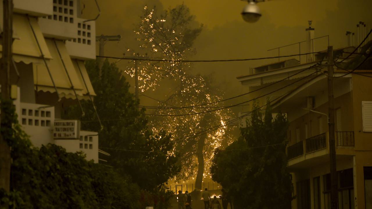 Fumaça dos incêndios florestais cobre a ilha grega de Evia nesta segunda-feira (9)