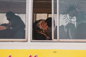 Hamid Karzai International Airport in Kabul Evacuated Mulher aguarda em ônibus no aeroporto de Cabul para deixar Afeganistão após chegada do Talibã ao poder. 21/08/2021