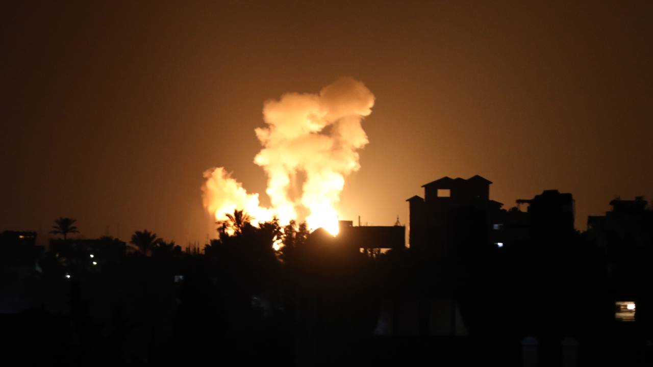 Fumaça após ataque aéreo israelense em Gaza. 23/08/2021