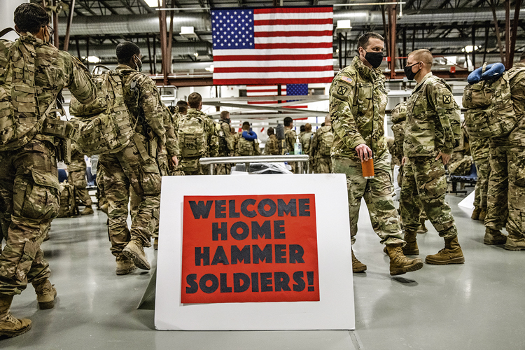 GettyImages-1290086171.jpg FIM DA LINHA - Tropas americanas voltam para casa: missão incompleta -