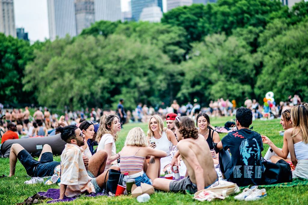 New York City Reopens As Most Pandemic Restrictions Are Lifted PAZ E AMOR - Nova York: reencontros em clima praiano em pleno Central Park -