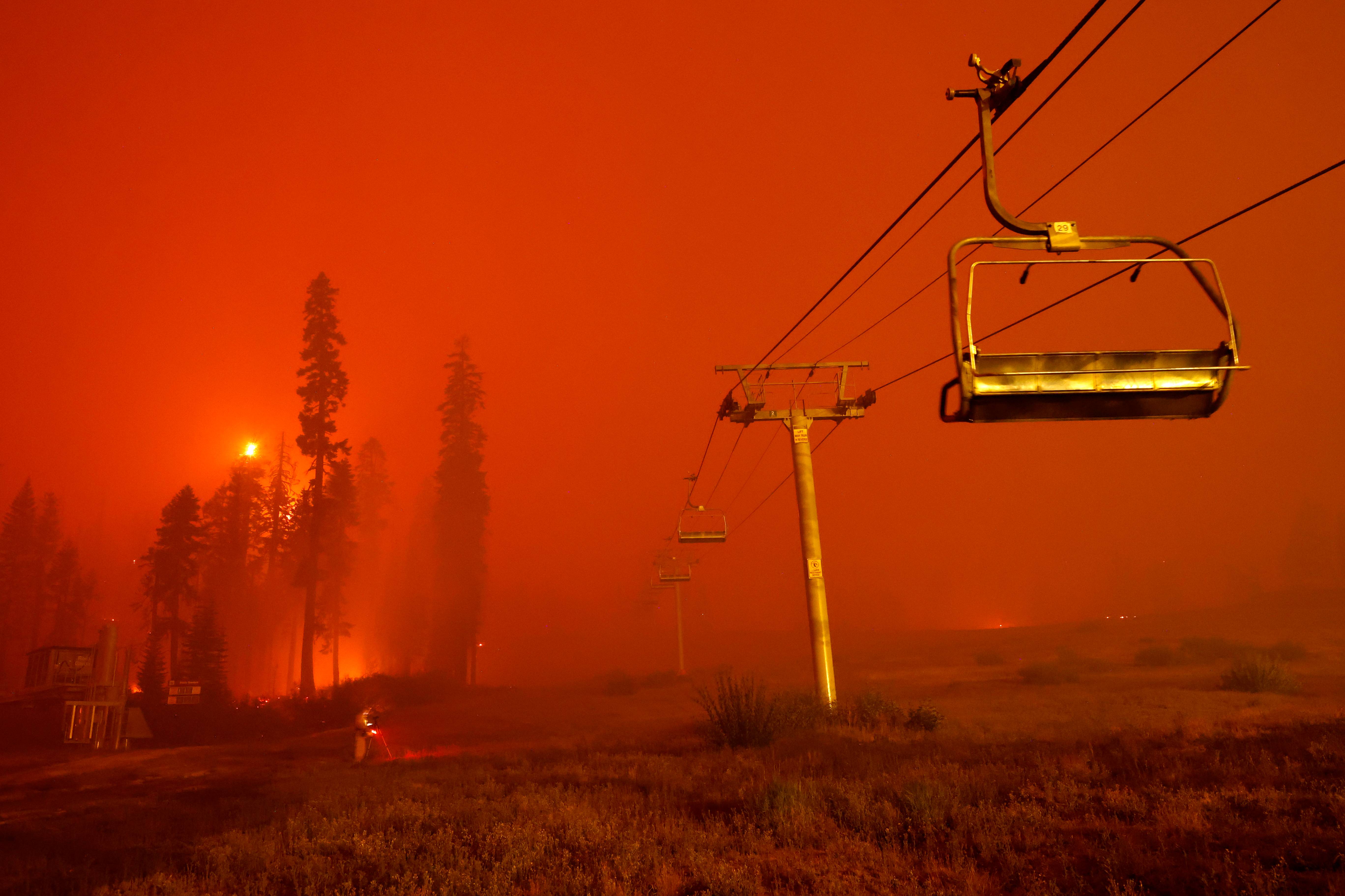 Incêndio Caldor Fire destroi área de lazer de Lake Tahoe, na Califórnia, nesta terça-feira (31)