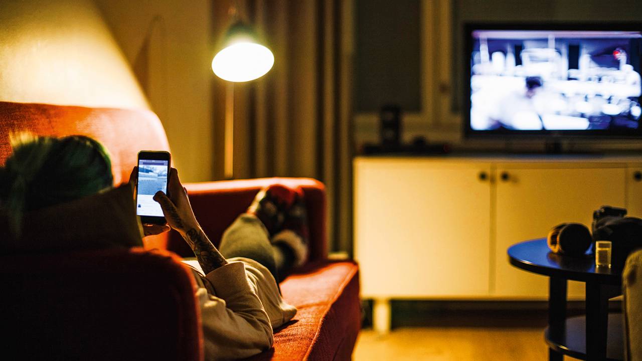 NO CELULAR - Nova era: jovens adultos consomem cada vez mais serviços de streaming -
