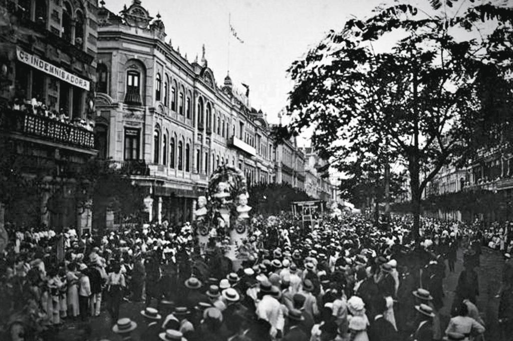 IMS-CARNAVAL-1919-2014AM007001-696×519.jpg EUFORIA - Carnaval de 1919 no Rio: celebração intensa pós-gripe espanhola -