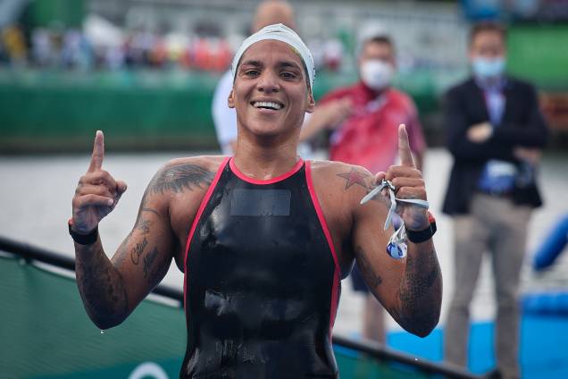 Ana Marcela Cunha comemora o resultado final que lhe garantiu a medalha de ouro - Ana Marcela Cunha comemora o resultado final que lhe garantiu a medalha de ouro -