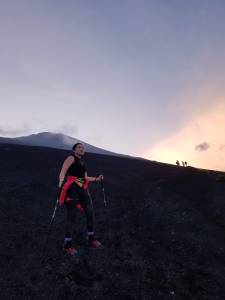 Nina Takahashi, no início da trilha Gotemba, rumo ao topo do Monte Fuji -