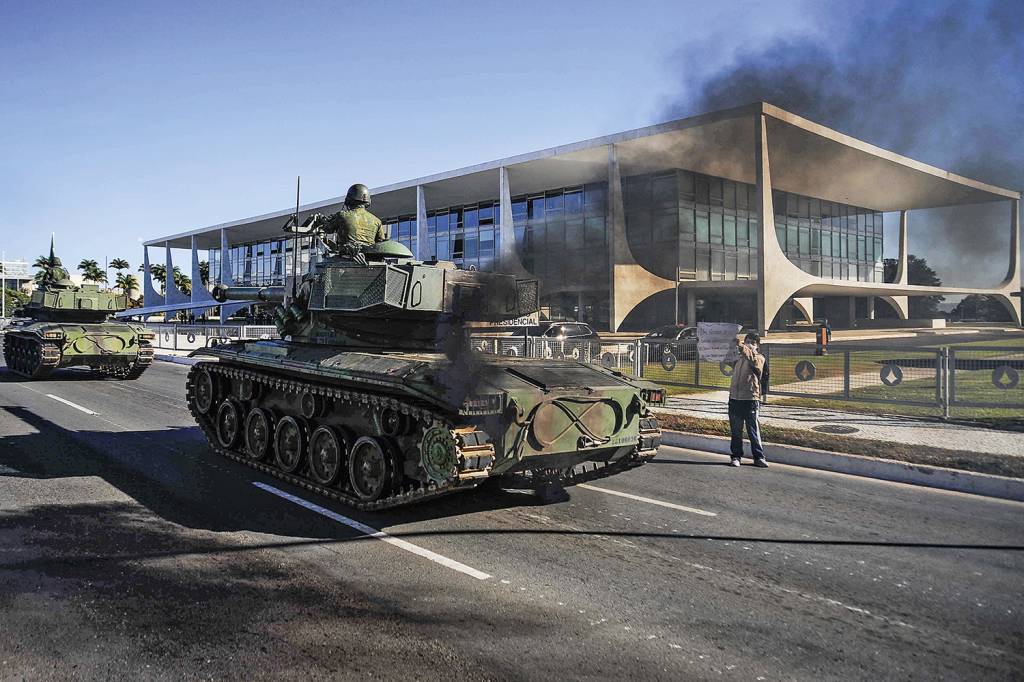 POL222164.JPG VEXAME - A fumacenta parada militar da última terça, 10: motivo de piadas dentro da Suprema Corte -