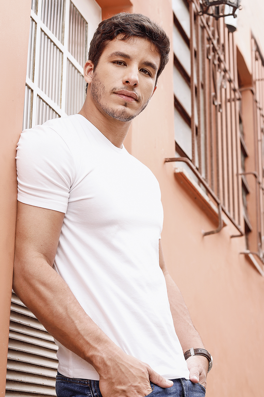 RICK-TAVARES_ATOR-MG_0097.jpg “ALGUÉM USOU MINHA IMAGEM” - Sem nunca ter se inscrito em um aplicativo de relacionamento, o ator Ricky Tavares, 29 anos, começou a receber propostas de encontros nas suas redes. “Investiguei, descobri um perfil falso em meu nome e denunciei”, fala. -