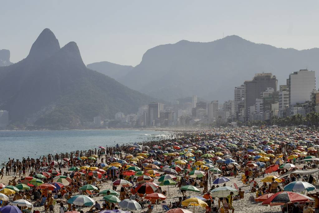 RIO857058.JPG EUFORIA PRECOCE - Rio de Janeiro, 40 graus: mesmo com o crescimento de casos, a opção foi curtir a praia -