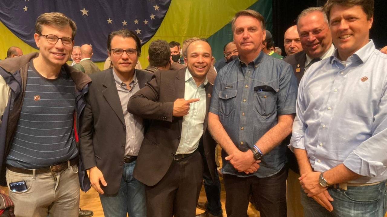 Empresário Otávio Fakhoury e outros membros do PTB com o presidente Jair Bolsonaro no último sábado, dia 31