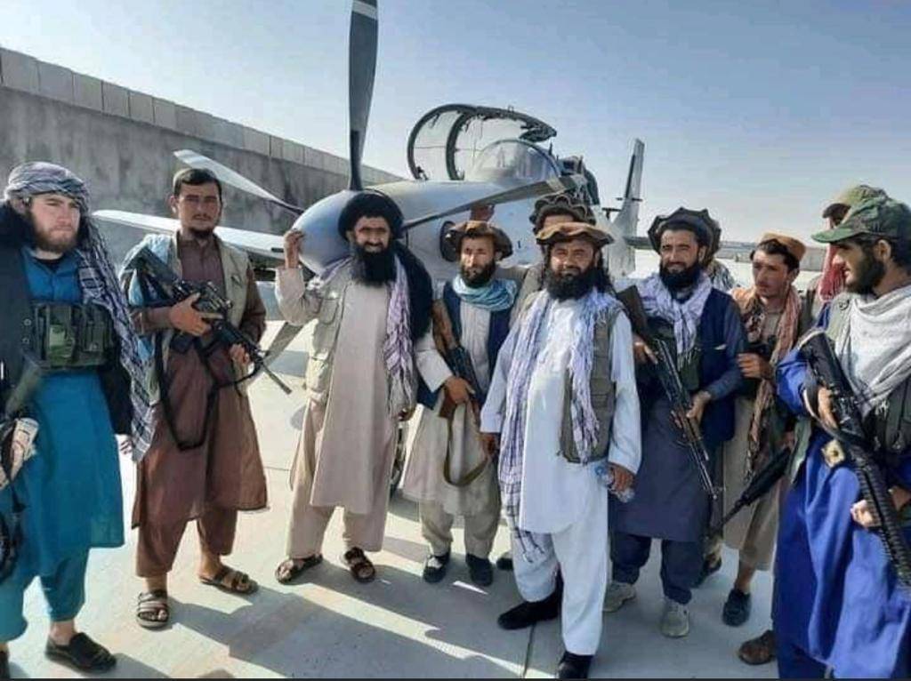 Um Super Tucano da Embraer nas mãos de Talibãs no Afeganistão