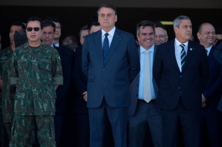 Jair Bolsonaro observa a passagem do comboio militar em frente ao Palácio do Planalto na entrada principal da Esplanada dos Ministérios -