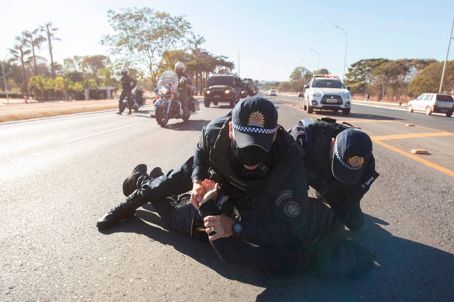 Um homem é preso pela polícia durante uma tentativa de parar um comboio militar durante o desfile na entrada principal da Esplanada dos Ministérios -