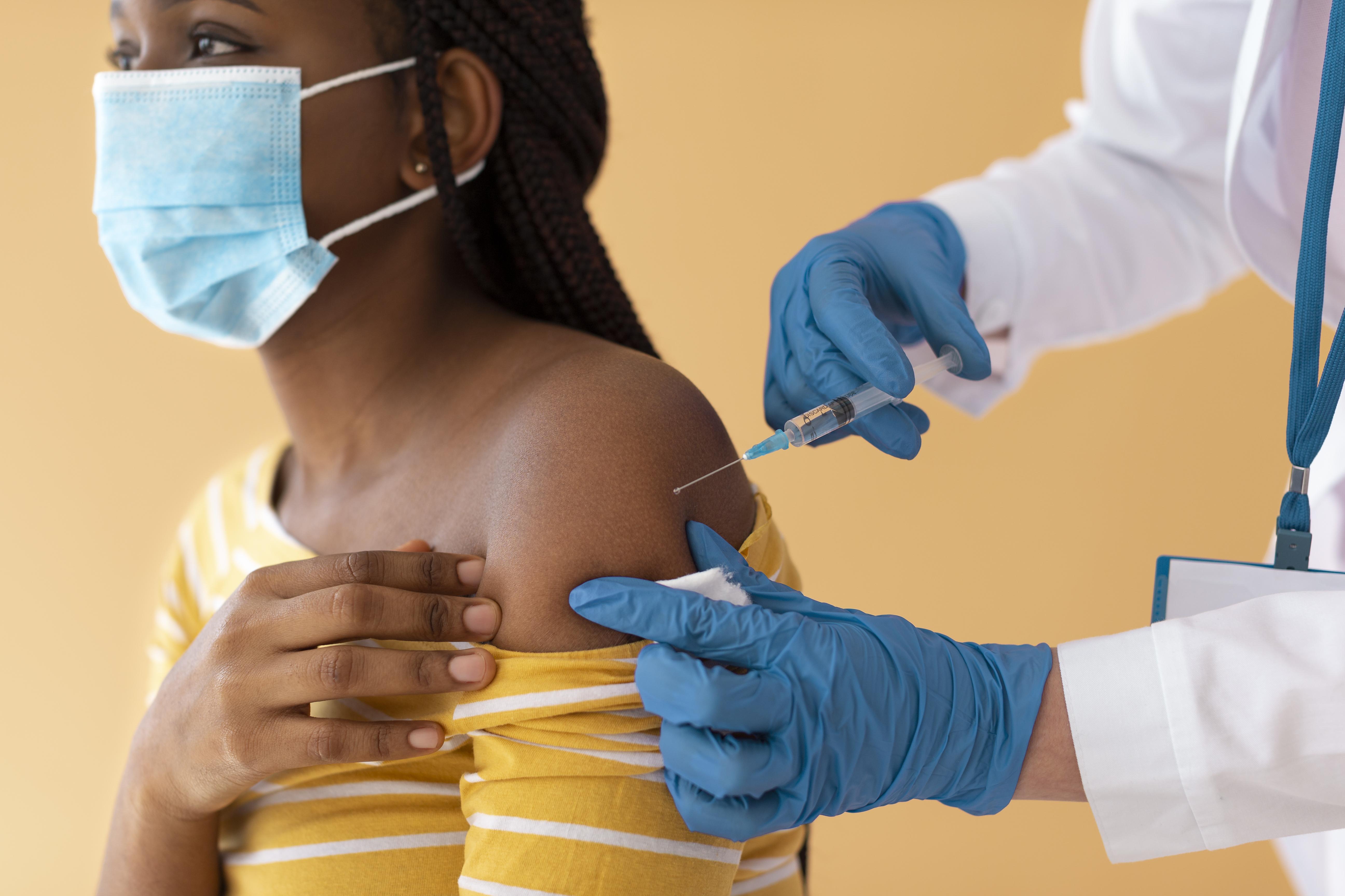 Dicionário de Oxford elege vax, abreviação de vacina, como palavra do ano