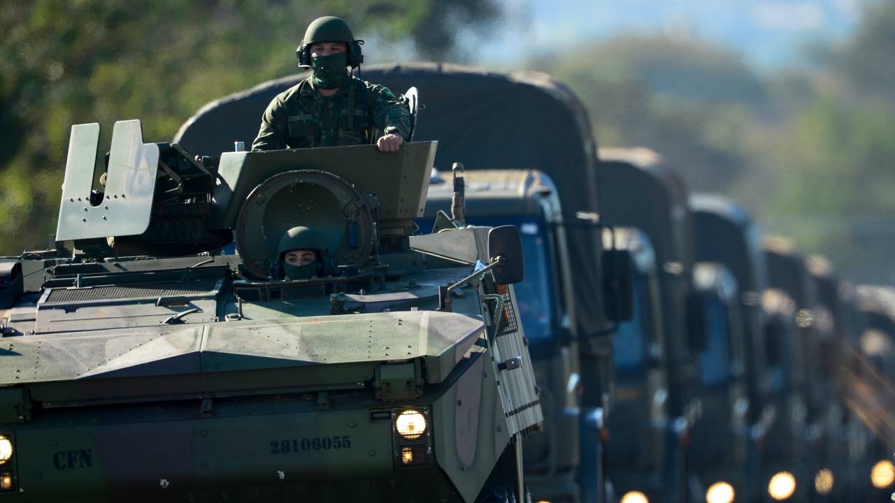 Comboio com veículos blindados e armamentos passa pela Esplanada dos Ministérios -