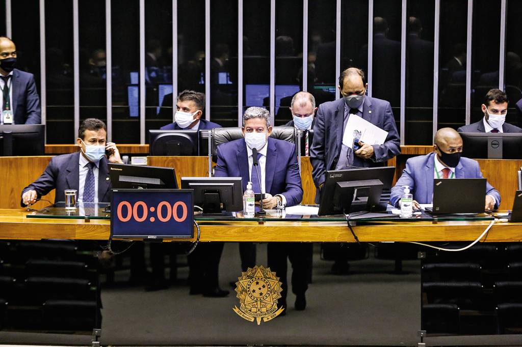 img20210818160717100.jpg HABILIDADE - Lira (no centro): foco em medidas menos polêmicas da área econômica e com maior chance de sucesso -