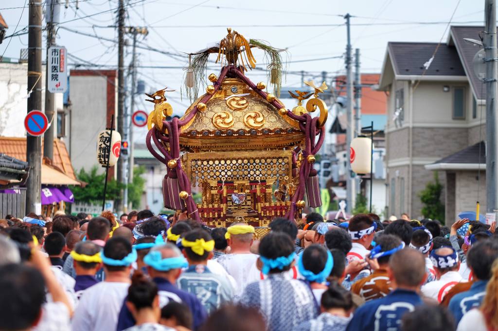 festivais de ra&iacute;zes religiosas que tomam as ruas em animadas celebra&ccedil;&otilde;es