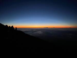 nascer do sol Primeiros raios de sol vistos do alto do Monte Fuji -