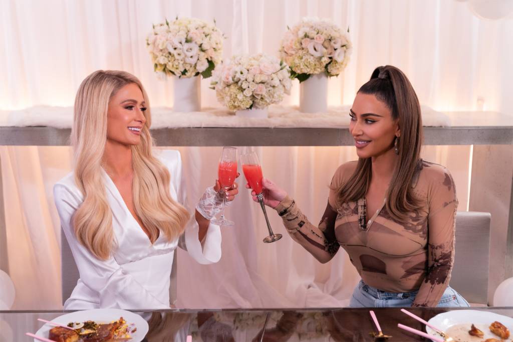 paris hilton e kim kardashian Paris Hilton e Kim Kardashian em cena de 'Cozinhando com Paris', novo reality-show da Netflix